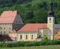Bild: Houschka
Eine faszinierendes bauliches Ensemble: Das Wolfringer Schloss und nur wenige Meter davon entfernt die Dorfkirche. Die Außenrenovierung des Gotteshauses ist unterdessen abgeschlossen. Nun besteht im Innenraum Sanierungsbedarf. Doch dazu fehlt noch Geld in sechsstelliger Höhe.