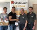 Bild: exb
Hans Schnur wird nach 22 Jahren bei der Schmeller Installations-GmbH in den Ruhestand verabschiedet. Von links der angehende Elektromeister Maximilian Schmeller, Geschäftsführer Matthias Schmeller, Hans Schnur und der künftige Kundendienstmonteur Reinhold Lindner.