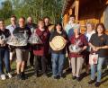 Bild: mmj
Die anwesenden Bestplatzierten in der Einzel- und Vereinswertung beim Bürgerschiessen des Schützenvereins 1893 stellten sich mit Schützenmeisterin Marlene Kohlmaier (Zweite von rechts) und Schießleiter Reinhold Wild (Vierter von links) zum Erinnerungsbild.