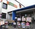 Bild: Petra Hartl
Die „Fridays for Future“-Demo an der Pestalozzischule findet schon vor Schulbeginn statt. Und sie richtet sich gegen Eltern, die ihre Kinder bis direkt vor den Haupteingang fahren.