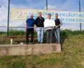 Bild: rn
Bürgermeister Peter Lehr, Platzwart Martin Neukam (von links) und SCE-Vorsitzender Thomas Mikolei (von rechts) freuen sich über die 500-Euro-Zuwendung der Sozialstiftung des Bayerischen Fußballverbands. Albert Kellner, der Leiter des Fußballkreises Amberg/Weiden, übergab den Scheck.