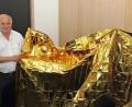 Bild: Dobmeier
Die Notfalldecke ais dem Verbandskasten spielt auch im Sommer eine große Rolle, damit der Körper eines am Boden liegenden Verletzten nicht auskühlt. Darauf weist BRK-Rettungsassistent Gerd Kincl bei der SPD AG 60plus mit Vorsitzender Ursula Kinner hin.