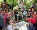 Bild: exb
Die Familienandacht im Marienmonat Mai fand an der Marienstatue in der Nähe des Missionshauses St. Peter statt.