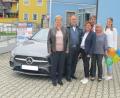 Bild: gi
Die Eheleute Cornelia und Boris Schöbel (links) freuen sich über ein Auto als Gewinnspar-Hauptgewinn. Dazu gratuliert die Moosbacher Geschäftsstellenleiterin Karin Lindner (Vierte von rechts) mit ihrem Team von der Raiffeisenbank Neustadt-Vohenstrauß.