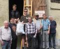 Bild: wrt
Das neue Team dankt den bisherigen Mitarbeitern. Von links: Hans Birkner, Simon Mauerer, Daniel Kühnl, Martin Herrmann, Joe Hartmann, Georg Giehl, Bernhard Birkner, Gerhard Herrmann. Birkner, Giehl und Norbert Kranz (nicht auf dem Bild ) scheiden aus.