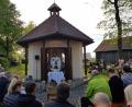Bild: exb
Pfarrer George Parankimalil und die Blaskapelle Ernestgrün gestalteten die Jubiläumsandacht bei der Maria Rosenkranzkönigin.