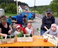 Bild: hl
Nur mit dem Bepflanzen des Minibeetes ist es nicht getan. Von den Kindern erhalten die Körbchen noch Verzierungen.