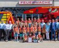Bild: u
Jetzt ist es urkundlich bestätigt: Hirschau hat eine Kinderfeuerwehr. „Feuerfunken“ nennen die 18 Jungen und 4 Mädchen ihre Gruppe. Bei der Urkundenübergabe v. l.: KBI Martin Schmidt, Betreuerin Marina Schlaffer, KBR Fredi Weiß und Betreuerin Claudia Jasinsky. V. r.: Vorstand Michael Schuminetz, Kommandant Sebastian Jasinsky, Bürgermeister Hermann Falk, Jugendwart Nico Schuminetz, Jugendwartin Gerlinde Schlaffer und 2. Vorstand Thomas Maier.