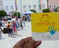 Bild: Gabi Schönberger
Nicht nur in der Innenstadt, sondern in ganz Weiden klebt das gelbe Logo mit dem Strichmännchen an über 50 Läden und Institutionen - oft auf Augenhöhe der Kleinen, damit diese das Symbol schnell erkennen. An den "Gute-Fee-Stationen" bekommen Kinder schnell und unkompliziert Hilfe, zum Beispiel, wenn sie ihre Eltern verloren haben und nicht mehr weiterwissen.
