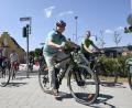 Bild: Petra Hartl
Grünen-Kreisvorsitzender Hans-Jürgen Bumes (vorne) lotste am Freitag die beiden Grünen-Landtagsabgeordneten Anna Toman (links) und Markus Büchler (rechts) auf Rädern durch Amberg. Schon der Start am Bahnhof war nicht ganz unproblematisch.