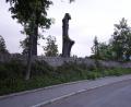 Bild: fjo
Zwischen der Friedhofsmauer (links) und den Parkplätzen sehen Planer und Stadtverwaltung keine Möglichkeit für eine Verbreiterung des Gehwegs auf über zwei Meter.