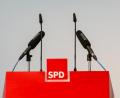 Bild: Peter Endig/dpa
Nach dem Rücktritt von SPD-Chefin Andrea Nahles ist ein Trio die Interimslösung. Kommissarisch führen Manuela Schleswig, Malu Dreyer und Thorsten Schäfer-Gümbel die Partei. Förderungen nach dem Austritt aus der Großen Koalition werden laut. Die SPD-Funktionäre im Landkreis Tirschenreuth sind sich darüber uneinig.