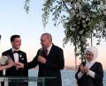 Bild: Uncredited
Der türkische Präsident Recep Tayyip Erdogan (2.v.r) auf der Hochzeit von Mesut Özil (m.) und seiner Ehefrau Amine Gülse. Foto: Pool Presidential Press Service/AP