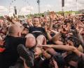 Bild: Nicolas Armer
Security-Mitarbeiter heben einen Fan aus der Menge. Foto: Nicolas Armer/Archivbild