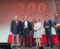 Bild: Guido Rehme)
200 Blutspenden in Hof. Eine großartige Lebensleistung des Spenders Reinhard Gräml (Dritter von links). Gratulanten waren (von links) Gerd Geismann, Vorsitzender des BRK-Kreisverbandes Amberg-Sulzbach, der Amberg-Sulzbacher Kreisgeschäftsführer Sebastian Schaller sowie (von rechts) Moderator Michael Sporer, Blutspendedienst-/BSD-Geschäftsführer Georg Götz, Christine Endres-Akbari, Medizinaldirektorin der Regierung der Oberpfalz, und BSD-Geschäftsführer Franz Weinauer.