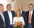 Bild: sck
Die Freien Wähler/Aufschwung Auerbach nominieren den amtierenden Bürgermeister zur Wiederwahl. Von links Zweiter Vorsitzender Holger Eckert, der Kandidat Joachim Neuß mit Frau Christine, Vorsitzender Christoph Kasseckert, stellvertretender Landesvorsitzender Hans-Martin Grötsch und Dritter Vorsitzender Michael Streit.