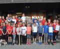 Bild: dob
Die unter Zehnjährigen nehmen beim Leichtathletiksportfest des Turnvereins Vohenstrauß die ersten Urkunden in Empfang.