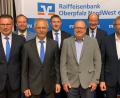 Bild: mez
Hubert Kellner und Bernhard Schäfer (vorne, Zweiter und Dritter von links) scheiden aus dem Aufsichtsrat der Raiffeisenbank Oberpfalz Nord West aus. Ihnen danken Vorstandssprecher Joachim Geyer, Oberrevisor Michael Kippes, Vorstand Thomas Keck, Direktor Herbert Meier, zweiter Bürgermeister Hermann Schraml, Vorstand Robert Haubner und Josef Scheidler, Geschäftsführer der Raiffeisen-Waren-Markt GmbH (von links).