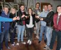 Bild: wro
Vom Kommunbrauwesen hatte "La Brass Banda"-Bassist Fabian Jungreithmayr (2. von rechts) zwar schon gehört. Die Art Zoigl zu brauen ließ er sich von der Vorsitzenden der Blaskapelle Falkenberg, Veronika Höcht (3. von links) und deren Musikerkollegen im historischen Brauhaus vor Ort näher erklären.