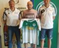 Bild: exb
Thomas Wildenauer (Mitte) trägt künftig das Trikot des SV Mitterteich. Sehr zur Freude von SV-Vorsitzendem Roland Eckert (links) und Sportlichem Leiter Rainer Fachtan.