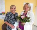 Bild: amö
Rektorin Christine Schneider (rechts) dankte Gisela Schmaderer mit Blumen und einem Gutschein für die geleistete gute Arbeit.