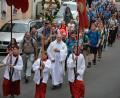 Bild: jr
Pater Benedikt Leitmayr führte die Prozession an, die am Pfingstsonntagabend in die Konnersreuther Pfarrkirche einzig. Hinter den Pilgern lagen insgesamt mehr als 120 Kilometer Fußmarsch innerhalb von drei Tagen. Klar, dass die Strapazen sich in den Gesichtern der Fußwallfahrer widerspiegeln. Umso schöner dann die glückliche Heimkehr.