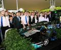 Bild: gf
Stolz präsentieren die Studenten der Ostbayerischen Technischen Hochschule ihren neuen Rennwagen RS 19, der vom nahezu 50-köpfigen Team fast erdrückt wird.