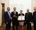 Bild: Robert Haas
Bei der Verleihung nahmen für den verhinderten Walter Schraml drei Vertreter die Denkmalschutzmedaille entgegen: Von links Kunstminister Bernd Sibler, Zweiter Vereinsvorsitzender Martin Wolf, Margot Lulay, Bürgermeister Winfried Franz sowie Generalkonservator Mathias Pfeil.