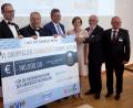 Bild: fsb
140 000 Euro fließen in die Kinderkrebsklinik Regensburg. Über den Scheck freuen sich (von links) Wolfgang Debler (Lions Distrikt-Governor 111 Bayern-Ost), Professor Torsten Reichert (Dekan der Fakultät für Medizin), Frank Wohl (Präsident des Lions-Clubs Weiden), Professor Christoph Benz (Vizepräsident der Bundeszahnärztekammer), Susanne Horn (Kuno-Stiftung), Kurt Hannuth und Elmar Baumer (Lions-Hilfswerk).