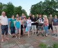 Bild: bsc
Johannes Kaßeckert und Thomas Trottmann (Vorne, Zweiter und Dritter von rechts) überreichten an (von rechts) Helga Trottmann vom Kinderhaus Friedenfels sowie Lisa Rauh und Patricia Henze vom Freibad-Förderkreis den Erlös der letztjährigen Bierpolo-Meisterschaft. Bürgermeister Gottfried Härtl (links) freute sich mit weiteren Mitgliedern des Freibad-Förderkreises über die großzügigen Spenden und dankte für das besondere soziale Engagement der Jugendlichen.