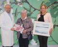 Bild: exb
Frauenkliniken-Direktor Professor Dr. Anton Scharl und Doris Kölbl (rechts), Koordinatorin der Integrativen Onkologie, freuen sich über die 1000 Euro, die Doris Keilberth ihnen überreichte.