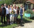 Bild: sck
Von links Annemarie Eckert, Sieglinde Heckel (beide Frauenbund Auerbach), Hubert Pfab (Trachtenverein Auerbach), Bürgermeister Joachim Neuß, die Familie mit Renate, Michael, Jubilarin Maria Haberberger, Brigitte, Enkelin Sabrina (daneben Freund Sascha), Enkelin Julia.