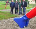 Bild: lep
Der Spielplatz in Metzenhof erstrahlt in neuen bunten Farben. Mit der Dorfgemeinschaft, vertreten von Robert Schwemmer und Daniel Albersdorfer (von rechts), freuen sich Bürgermeister Jürgen Kürzinger (links) und Bauhofleiter Jörg Dollhopf.