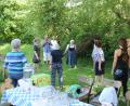 Bild: aun
Yogafreunde praktizierten im Garten des Heimatmuseums Kastl unter Anleitung von Atemlehrer Stefan Klatt Übungen aus dem Yoga und dem Qigong.