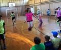 Bild: weu
Mit Spaß und Begeisterung zeigten die Schüler der Klasse 3/4 ihren Mitschülern und Eltern, was sie mit Trainerin Tesa Heyes am Springseil eingeübt haben.