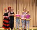 Bild: sp
Ursula Prechtl (hinten links) und Ballettlehrerin Katerina Bednarova (hinten rechts) ehrten bei der Aufführung Lara-Marie Kraus, Viola König, Leni Melzner, Josefine Beck und Emma Kaufmann (von links).