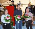 Bild: bkr
Ehrung verdienter Mitglieder für langjährige Tätigkeit.
v.l.: Beate Melzner, Jürgen Melzner und Georg Buchbinder, der für Stefan Buchbinder die Ehrung entgegennahm. Am Rednerpult Vorsitzender Christofer Buchbinder, rechts daneben Kreisbrandrat Hermann Schreck und Klaus Wagner.