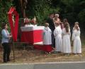 Bild: trj
Pfarrer Manfred Wundlechner (hier in Ilsenbach an einem der vier Altäre), zelebriert die feierliche Flurprozession und das Pfingstamt in St. Quirin. Auch die Kommunionkinder begleiten die Prozession.