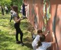 Bild: exb
Die Mauer des historischen Pfarrhofs in Wurz kommt jetzt bunt daher. Kinder aus Tschechien, dem Landkreis Neustadt und der Stadt Weiden geben ihr ein neues Gesicht.