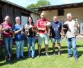 Bild: cs
Die stolzen Züchter mit ihren Tieren und den Pokalen, die Vorsitzender Günter Rupprecht (Zweiter von rechts) und sein Stellvertreter Christian Ernst (rechts) überreichen.
