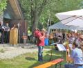 Bild: att
Viele kamen zur feierlich gestalteten ökumenischen Pfingstandacht an der Auferstehungskapelle auf dem Hasenbühl, die von Pfarrer Martin Schlenk (links) und Pater Dr. James Mudakodil (rechts an der Türe) gemeinsam im Geiste von Pfingsten zelebrierten. Georg Neugirg (zwischen den Geistlichen) konnte wieder viele Interessierte an der ökumenischen Bewegung begrüßen. Der Posaunenchor unter der Leitung von Werner Klüher (Vordergrund) sorgte für den feierlichen Rahmen.