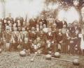 Bild: njn
Der Turnverein Erbendorf im Jahr 1904 im Frühlingsgarten. Mit auf dem Bild Gründungsvorstand Musikmeister Adam Kapl (zweite Reihe siebter von links), Ehrenbürger Theodor Roll (erste Reihe sitzend vierter von links) und Benefiziat Franz Seraphim Lederer (sitzend erster von rechts ... mit dem Griff zum Maßkrug)