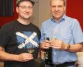 Bild: nm
Thomas Stetter (links) berichtet beim Fotoklub von der hohen Kunst der Whiskyherstellung. Dabei blieb es nicht. Zusammen mit Technischem Leiter Manfred Bock bot er den 40 Gästen Gelegenheit für Kostproben.