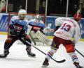 Bild: Gebert
Mirko Schreyer (links) trägt auch in der kommenden Saison wieder das Trikot der Blue Devils. Der 23-jährige Verteidiger verlängerte seinen Vertrag in Weiden.