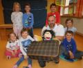 Bild: xs
Jürgen Göppl zeigt den Kindern unter anderem die stabile Seitenlage.