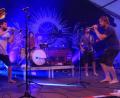 Bild: wro
"La Brass Banda" bedeutet fetzige Blasmusik im modernen Gewand. Barfüßig rocken sie das Festzelt.