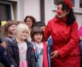 Bild: Rieger/exb
Oft sorgt ein Clown für Durcheinander. Rocco hat die Kinder aber auch im sanften Griff.