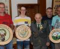 Bild: ker
Drei strahlende Sieger (von links): Helmut Sperber (Schützenklasse), Tobias Herold (Jugend), Ehrenschützenmeister Georg Pilhofer, Schützenmeister Werner Grünthaler und Werner Zimmer (Aufgelegt).