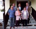 Bild: hrr
Paul Schrinner (von links) und Karl Rubenbauer sind seit 20 Jahren beim VdK-Ortsverband dabei. Resi Lontke gehört dem Verband seit zehn Jahren an. Es gratulieren der stellvertretende Kreisvorsitzende Johann Ludwig, Vize-Bürgermeister Michael Götz und Vorsitzende Inge Krüger.