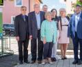 Bild: pml
Rosa Zwack (vorne, in der Mitte) mit Ehemann Wilhelm Zwack (Zweiter von links). Auch die beiden katholischen Geistlichen Pfarrer Puthenchira (links) und Pfarrvikar Yesu (rechts) und die Kinder des Ehepaars, Dominik, Astrid und Birgit (hinten, von links), feierten zusammen mit ihrer Mutter den 70. Geburtstag.